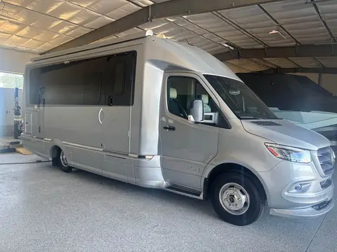 2020 Airstream Atlas — photo 3