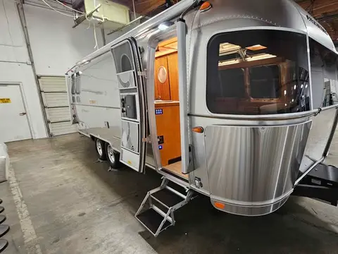 2027 Airstream Frank Lloyd Wright — photo 4